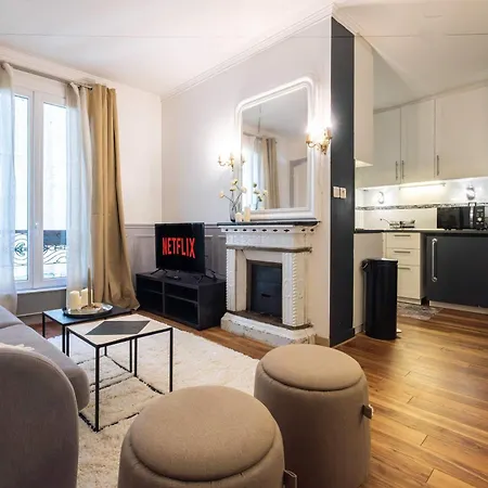 Village Vibes In Martyrs Apartment *